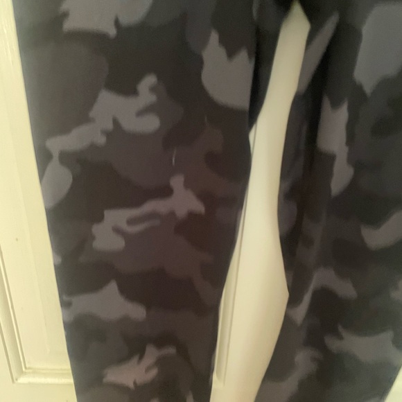 Yogalicious luxe NEW camo blue/black leggings size medium - Picture 2 of 7